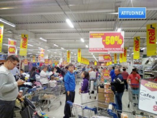 Până să se transforme în Auchan, magazinele Real din Constanţa au rafturi goale şi promoţii false